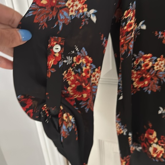 Daniel Rainn Size Large flowered blouse. open v neck with buttons at sleeves - Picture 5 of 9